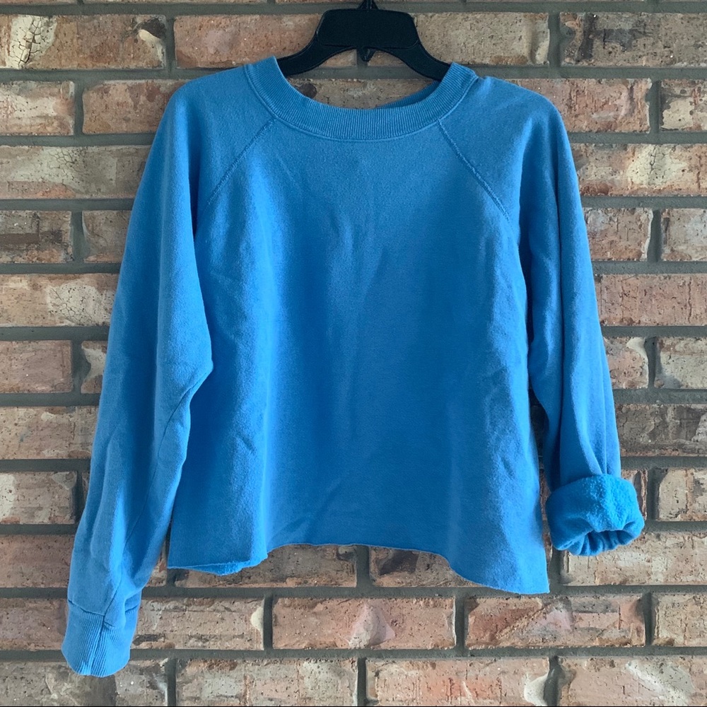 Vintage cropped blue sweatshirt with raw hem
